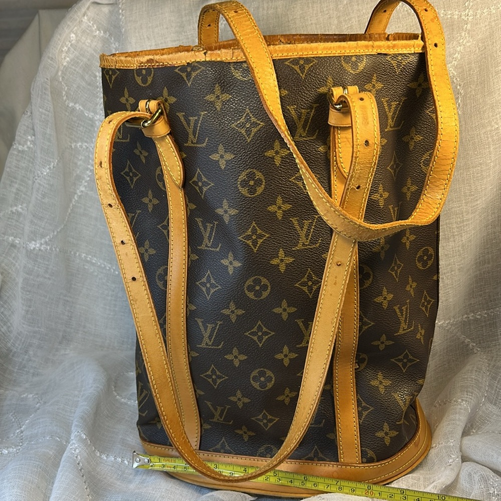 Louis Vuitton leather large bucket GM bag with chain leash inside - Picture 3 of 16